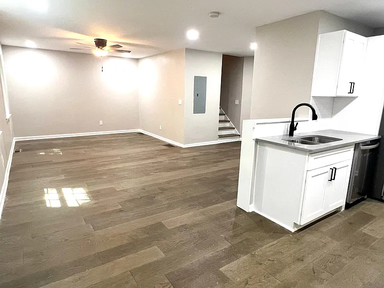 1884 Shamrock Dr — Photo 5