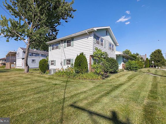 3rd image of 409 Queen St