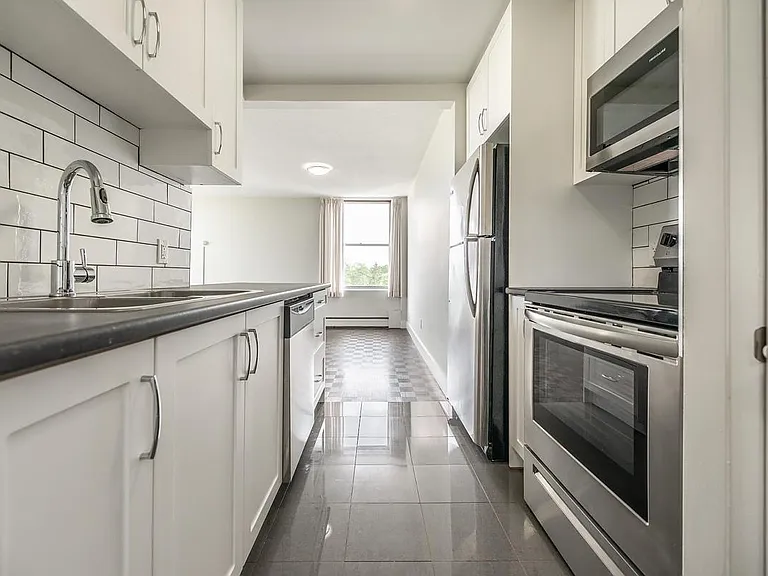 350 Douglas St — Photo 7
