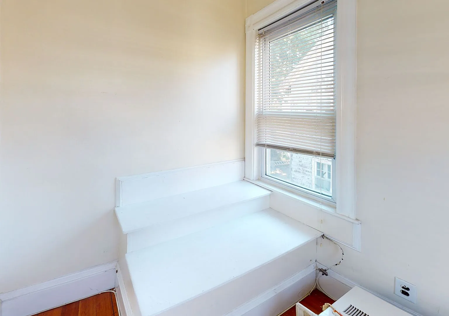 Spacious 4BR Condo in Brighton | Parking Included | Student Friendly — Photo 4