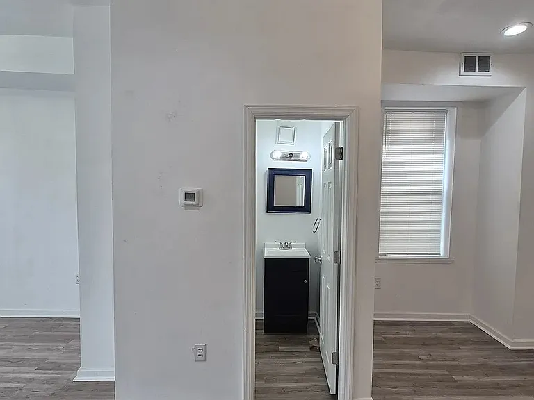 4031 Cambridge St — Photo 17