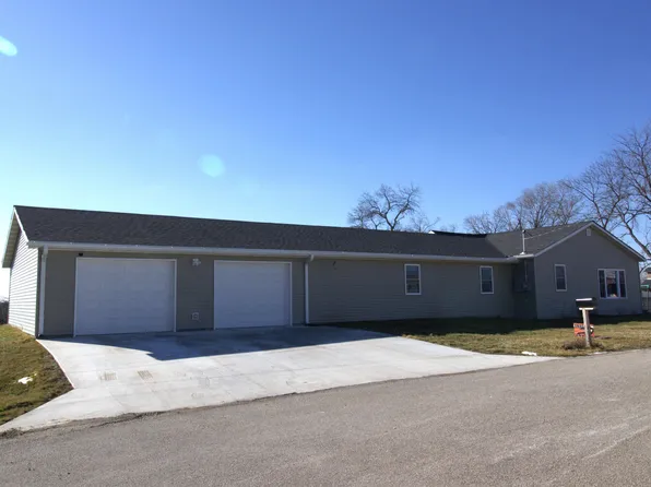417 E 4th St, Onaga, KS 66521