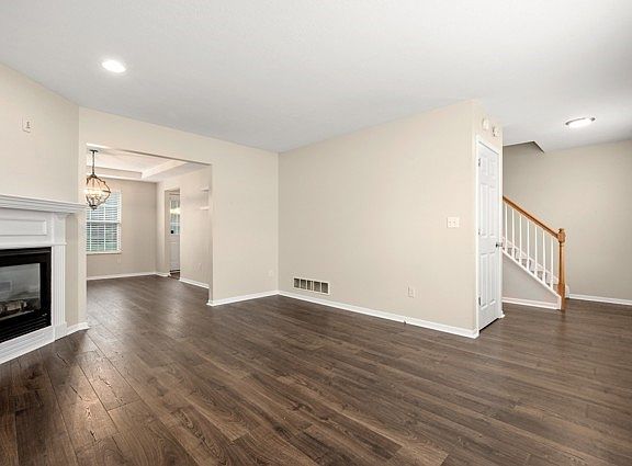 3rd image of 203 Northglen Ct
