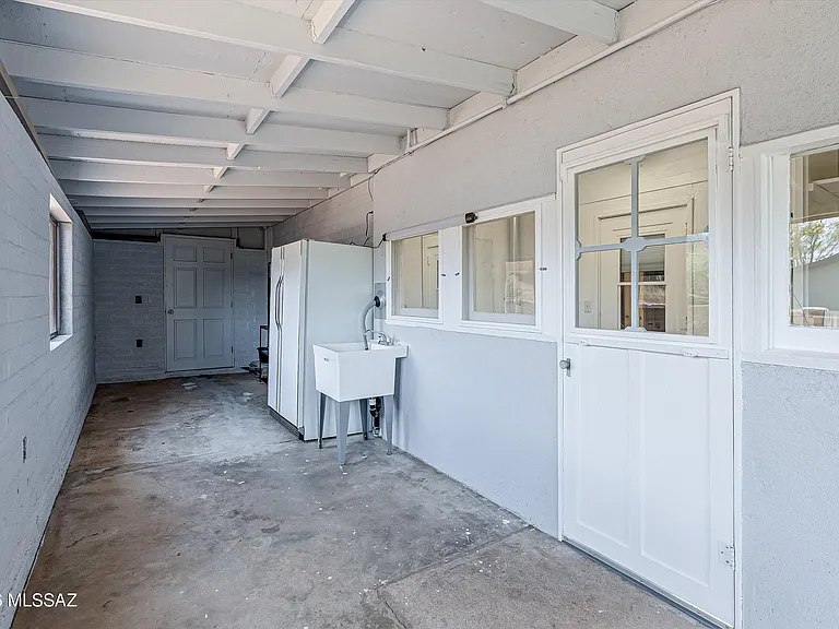 730 N Robles Rd — Photo 22