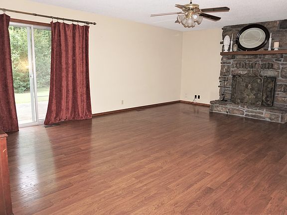 2nd image of 114 W North Dr