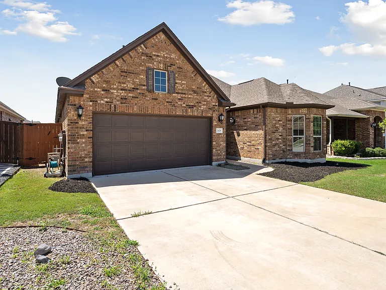 2428 Granite Hill Dr — Photo 2