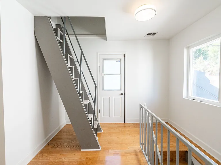339 Isabel St — Photo 31