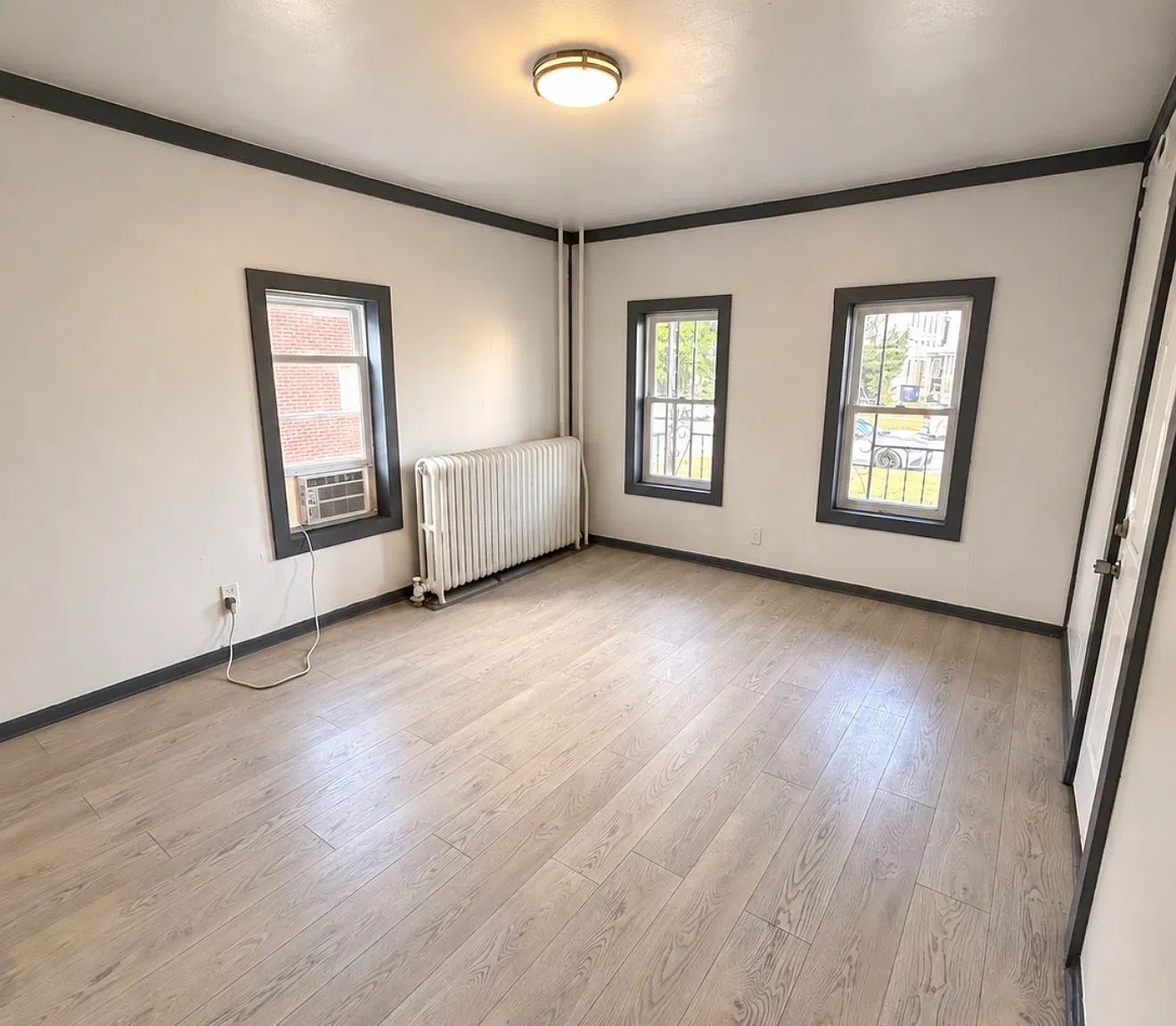 703 W Clinton St — Photo 2