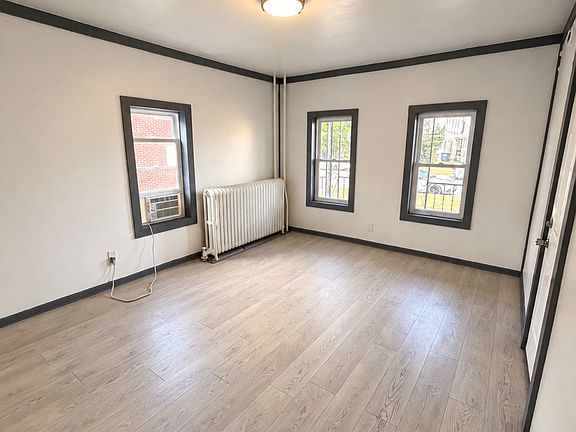 2nd image of 703 W Clinton St #1