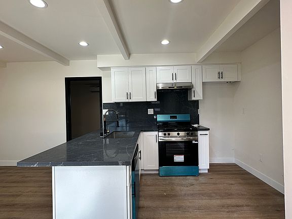 4th image of 2403 Jackson Ave #1/2