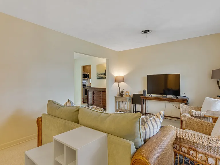 712 Iris Ln — Photo 8
