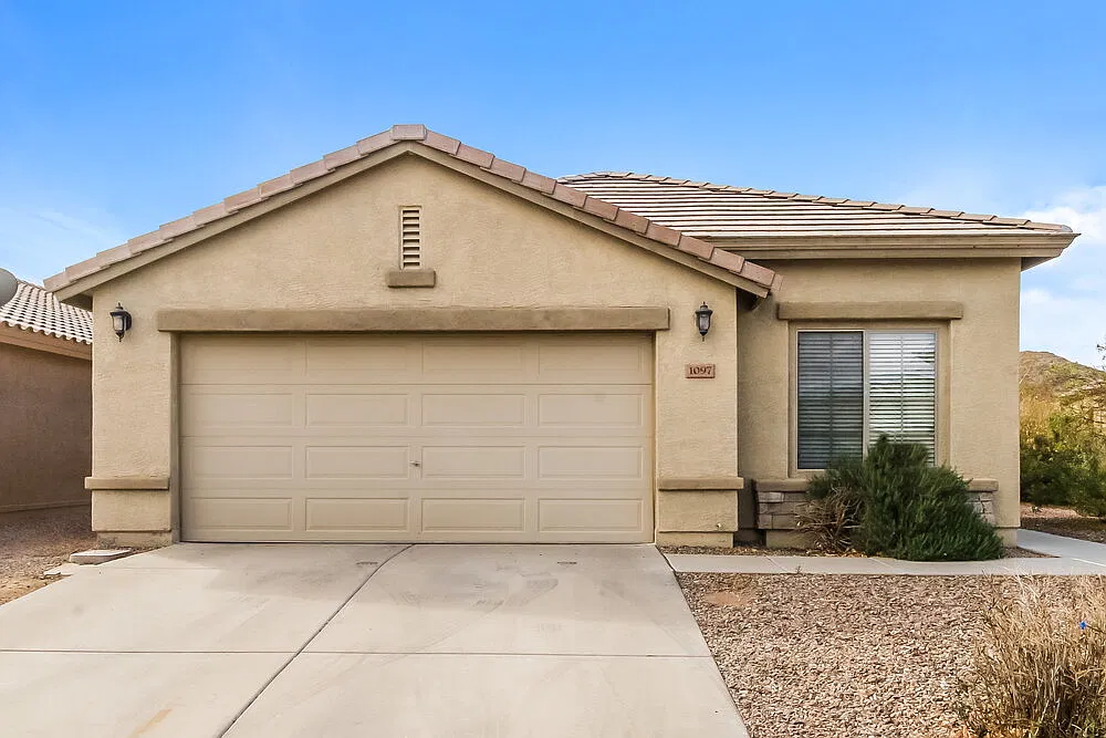 4 bed, 2.0 bath, 1818 sqft, $2,200 — Photo 1
