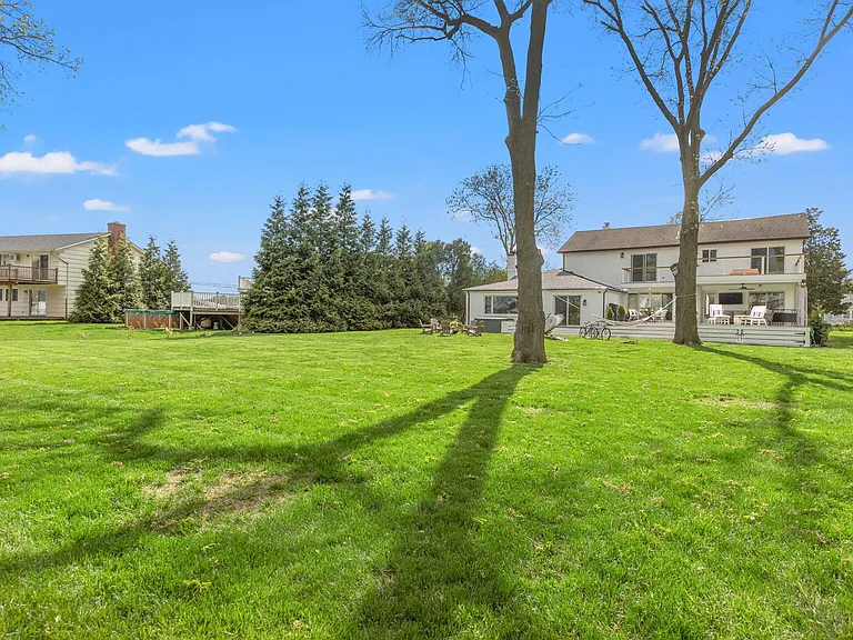 80 Soundview Dr — Photo 35