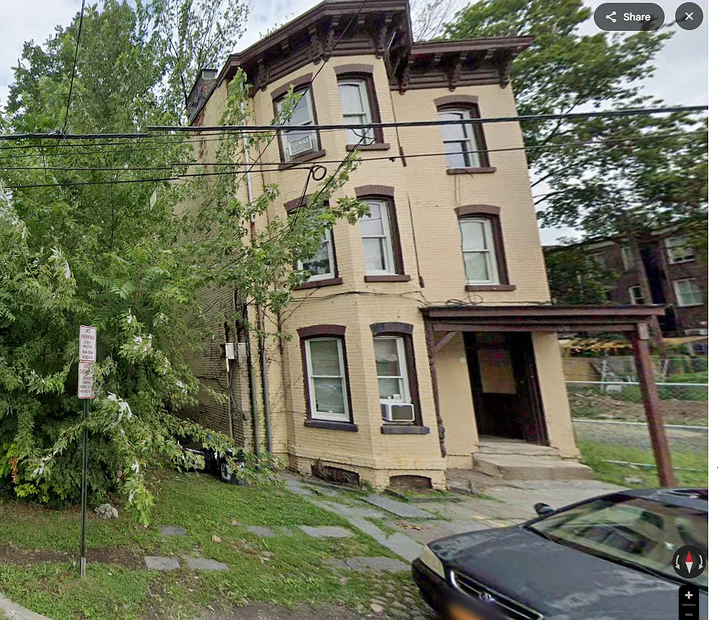 3 bed, $2,000 — Photo 1