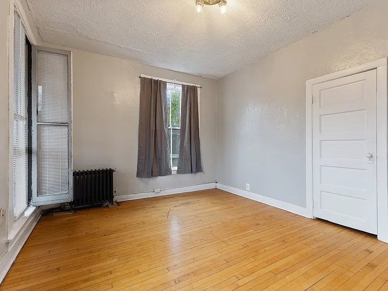 Essex Apartments — Photo 12