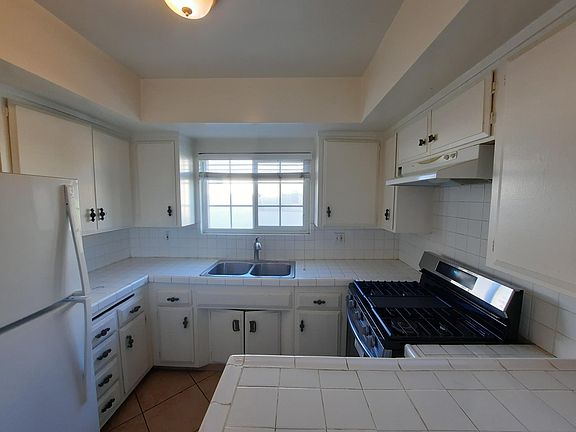 4th image of 2325 Chariton St