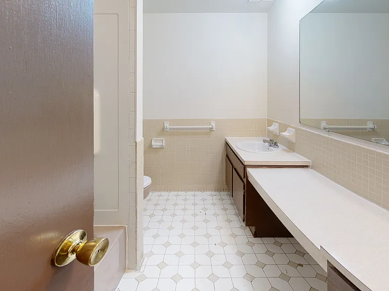 Whitehall Apartments — Photo 9