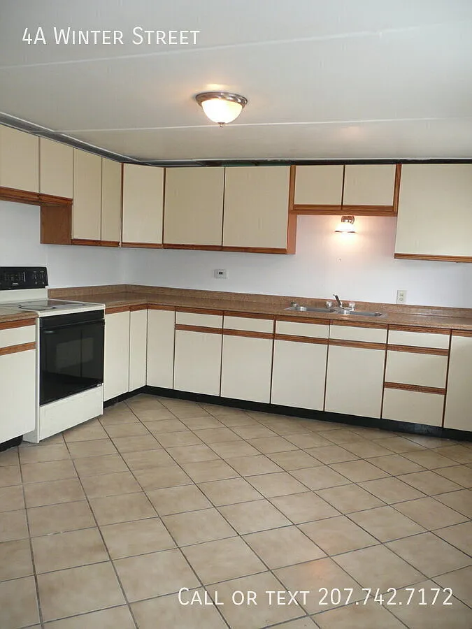 "Charming 4-Bedroom Haven in Dover - Cozy 950 Sq Ft Living at 4A Winter Street!" — Photo 2