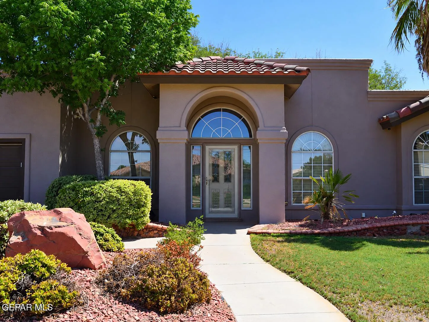 3 bed, 2.0 bath, 1968 sqft, $2,100 — Photo 2