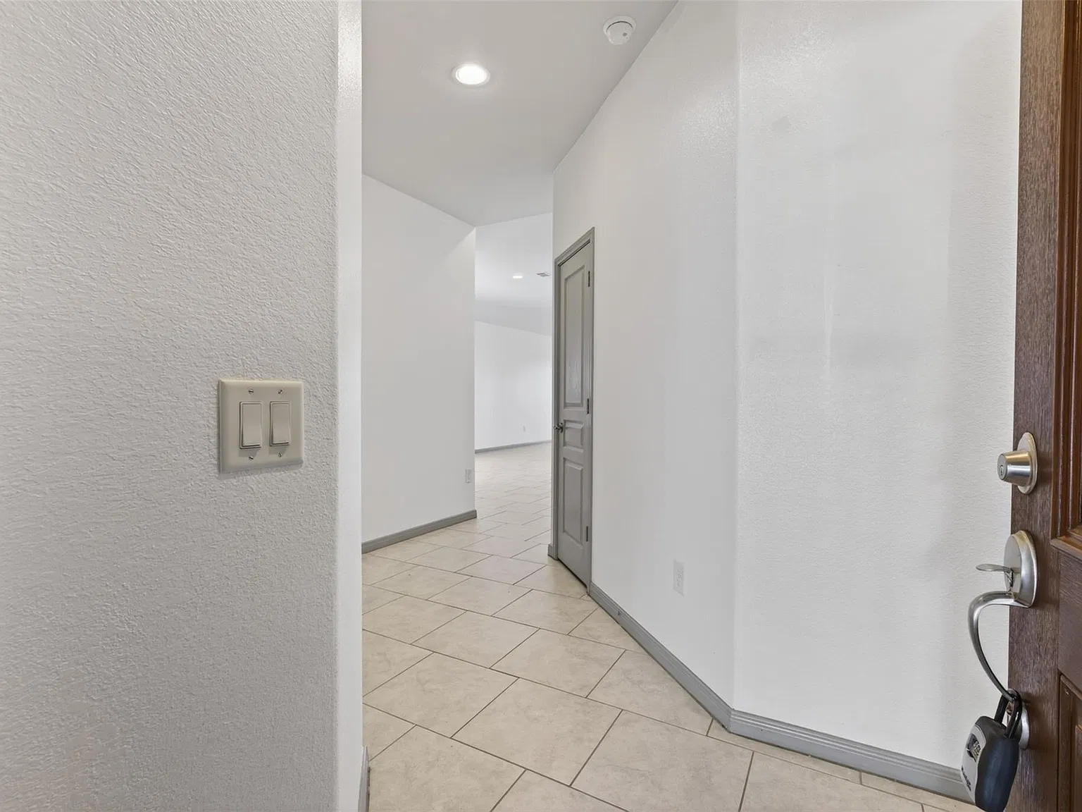 3 bed, 2.5 bath, 2393 sqft, $2,499 — Photo 3