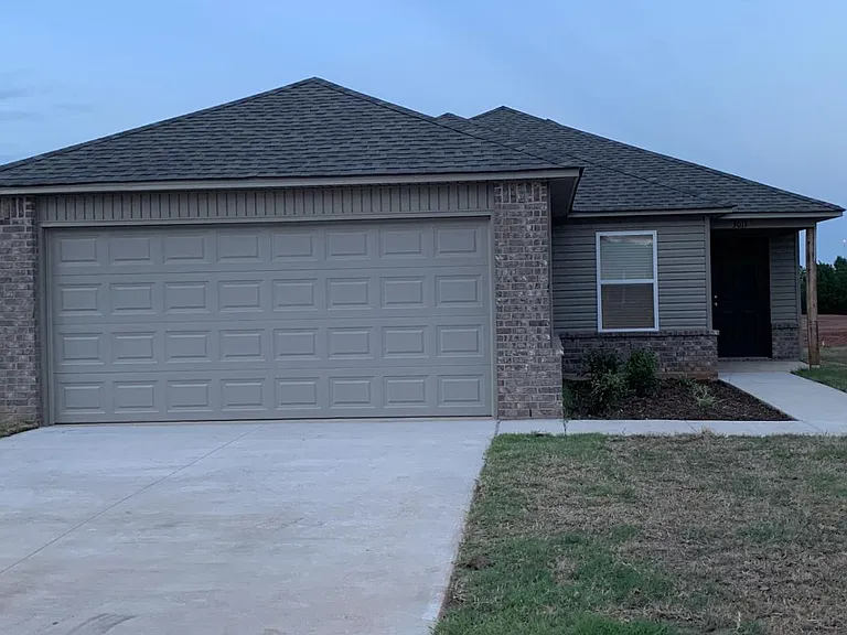 2932 Russell Rd — Photo 1