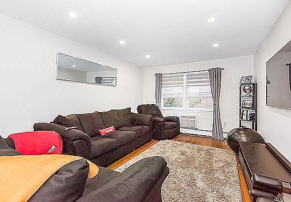 4th image of 25-02 Crescent St #1B