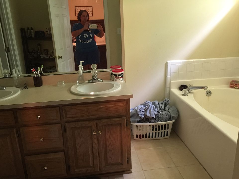 Master Bath w double vanity and garden tub