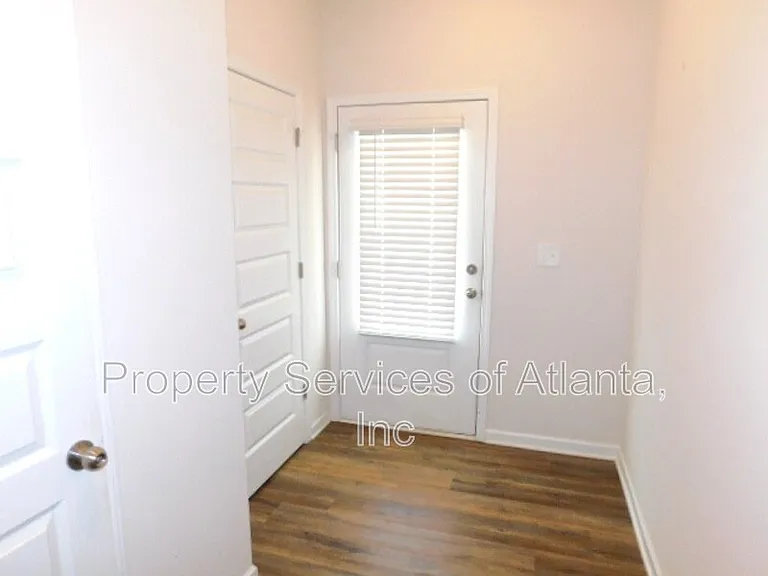 523 Ryan Ct — Photo 3