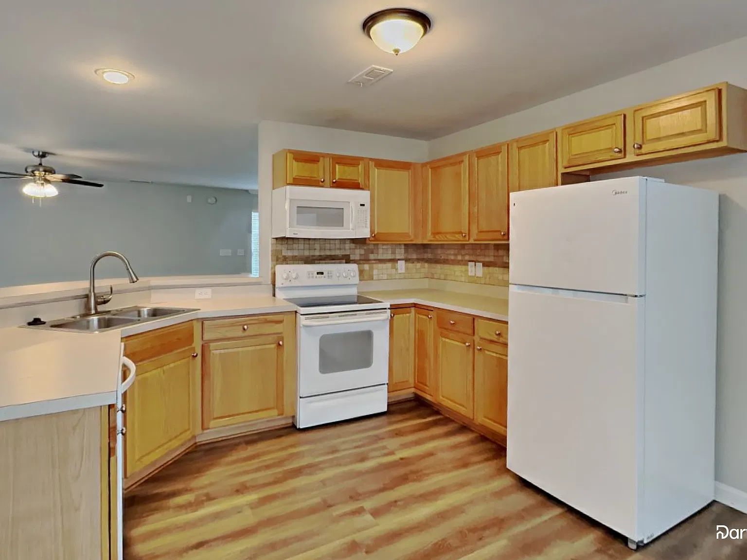 4 bed, 2.5 bath, 1919 sqft, $2,050 — Photo 3