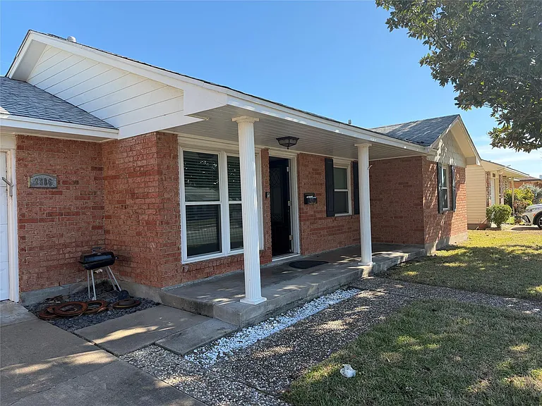 2806 Pine St — Photo 4