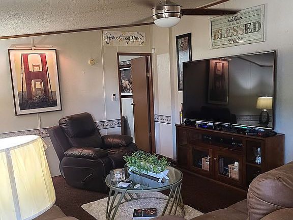 5th image of 402 E Matagorda Ave
