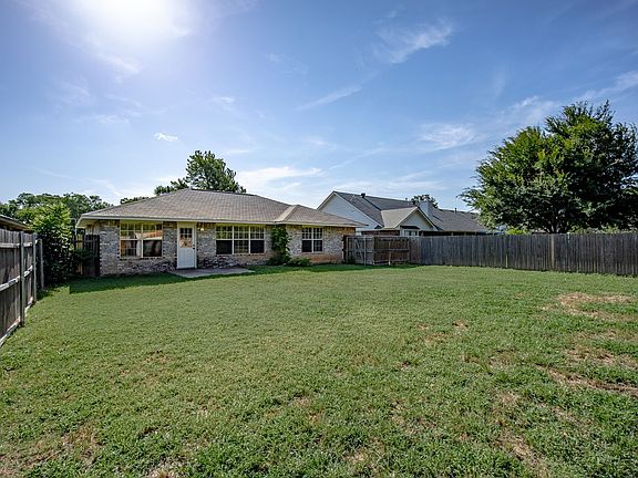 4th image of 424 Crest Pl