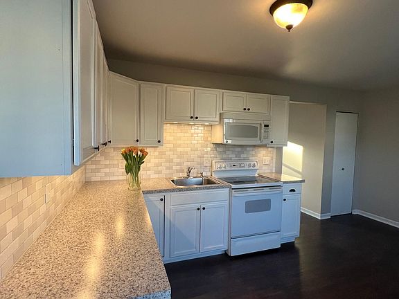 2nd image of 32 Dogwood Ln