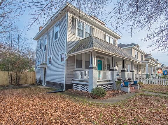 5th image of 2919 Montrose Ave