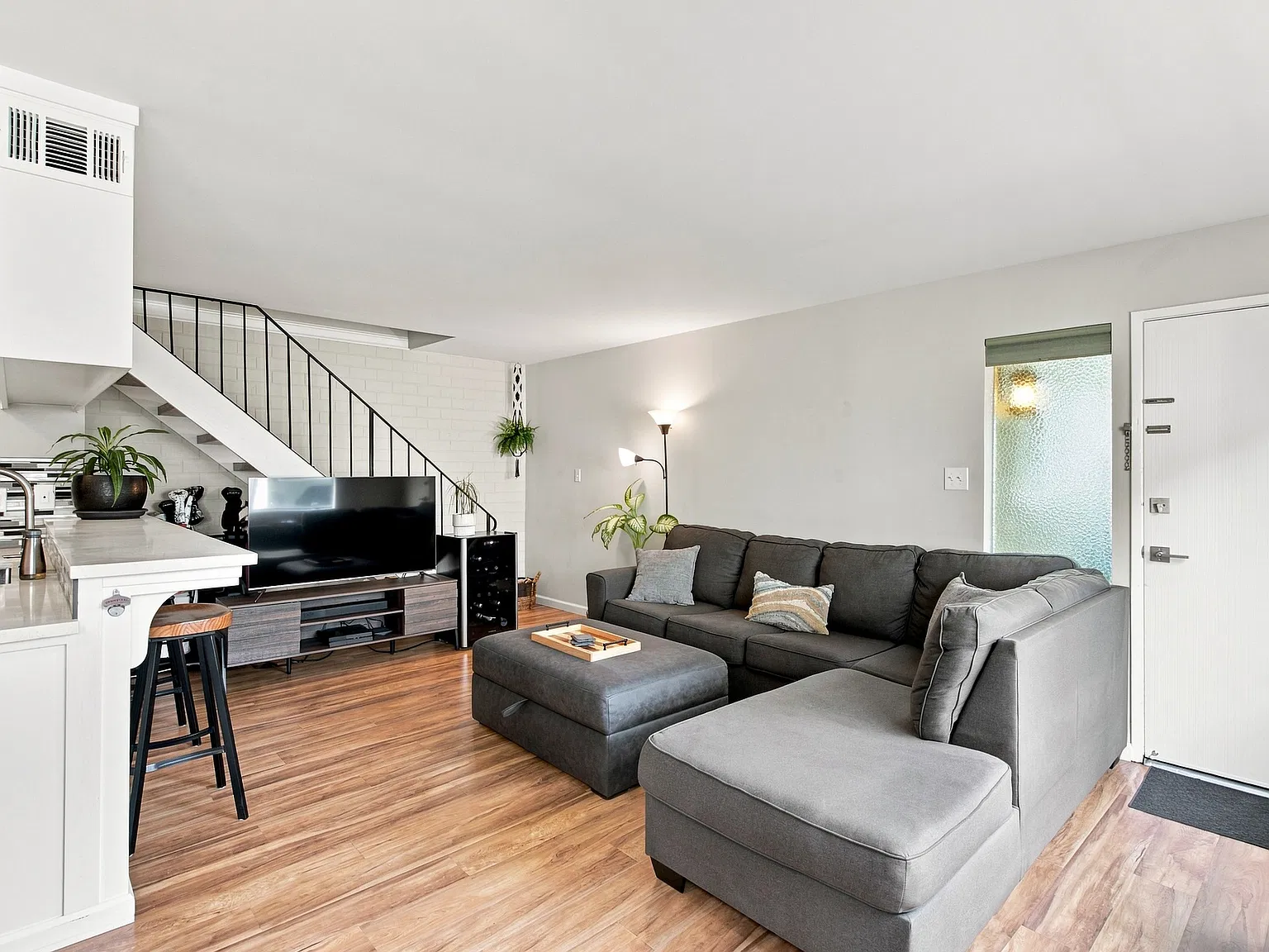2 bed, 903 sqft, $3,325 — Photo 4