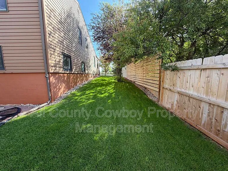 328 Stuart St — Photo 24