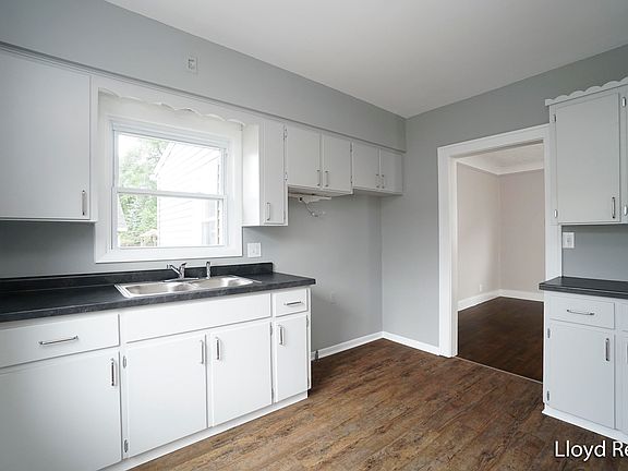 5th image of 2422 Fuller Ave NE