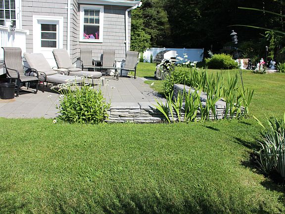 5th image of 402 Essex Ave