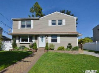22 Terrell Ln, Hicksville, NY 11801