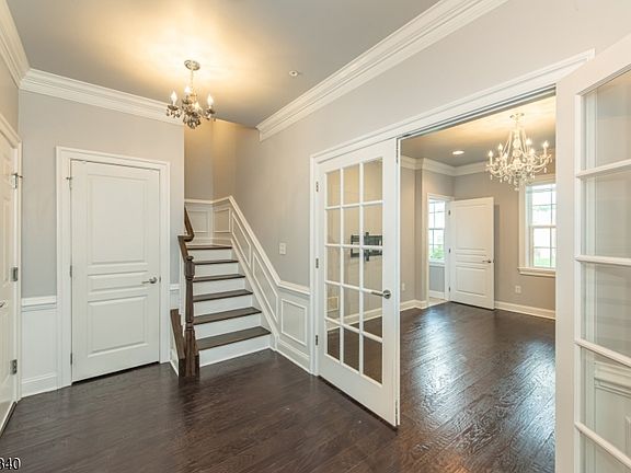 4th image of 27 Truman Dr