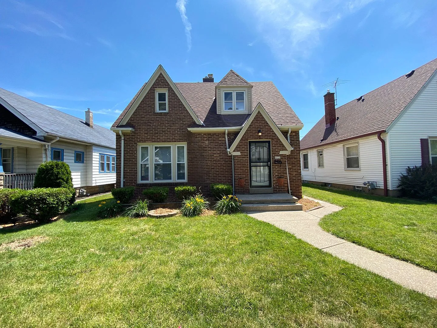 2 Bedroom Single Family — Photo 1
