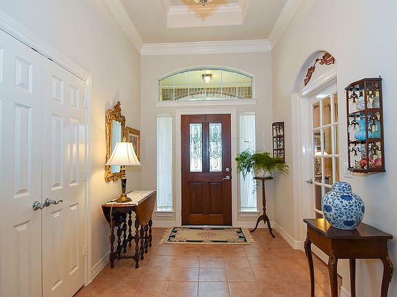 Foyer with 2 door closet