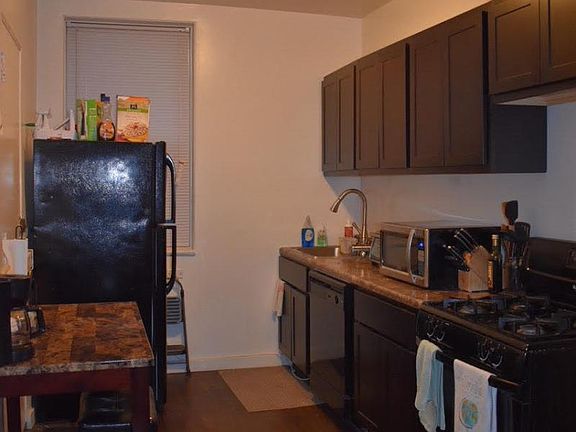 2nd image of 935 W Cornelia Ave APT 1A