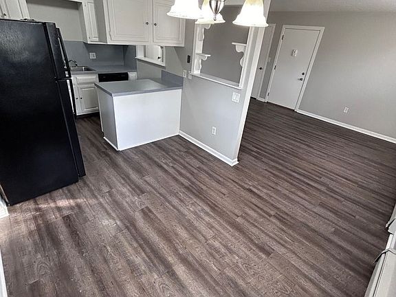 3rd image of 923-929 Hardwick Dr SE #923