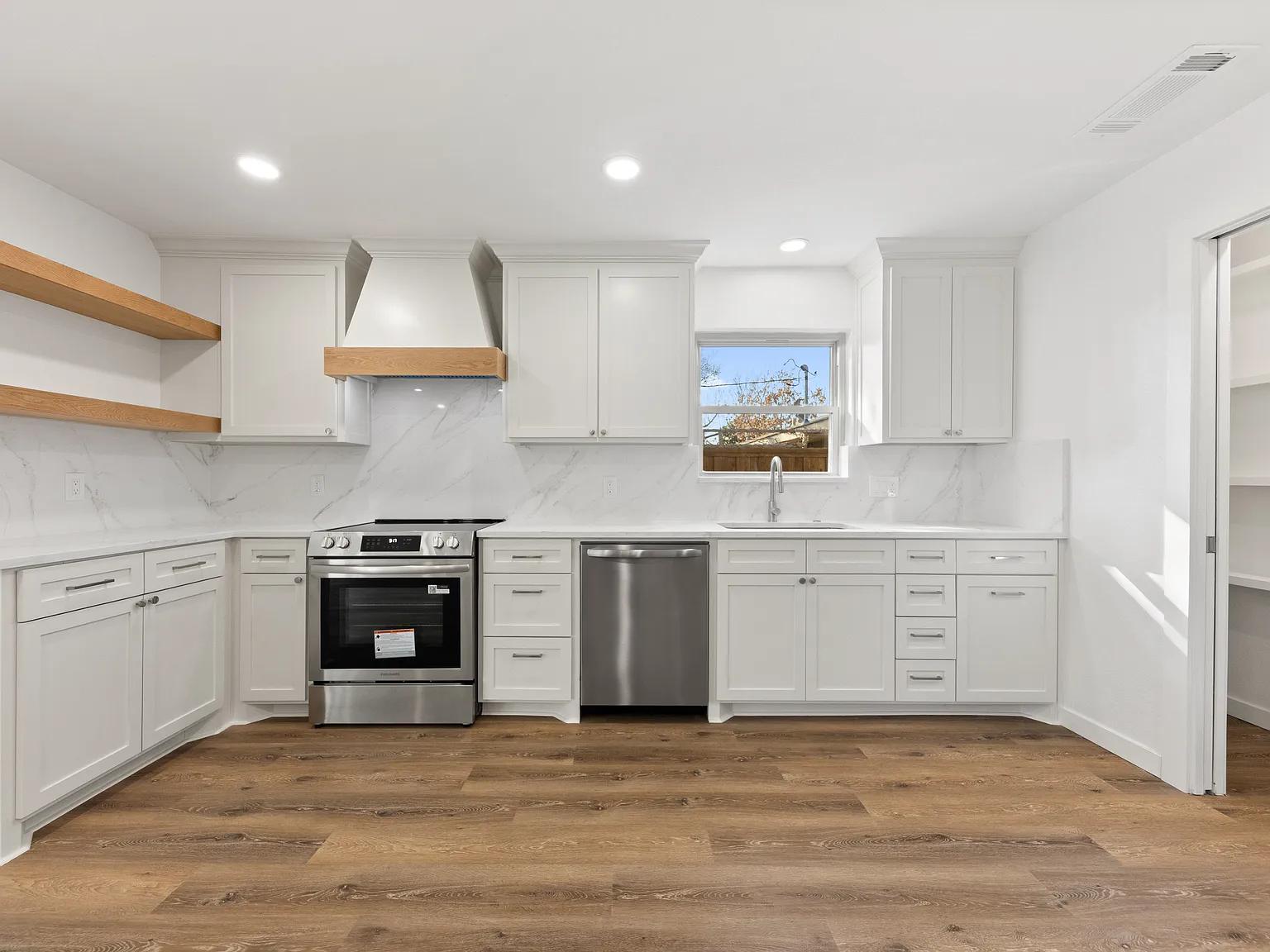 4 bed, 2250 sqft, $4,950 — Photo 3