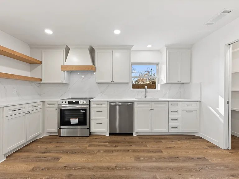 3616 Woodleigh Dr — Photo 3