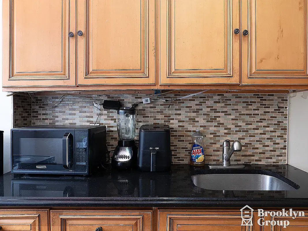 628 East 16th Street — Photo 3