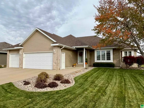506 Baywood Ct, Sergeant Bluff, IA 51054