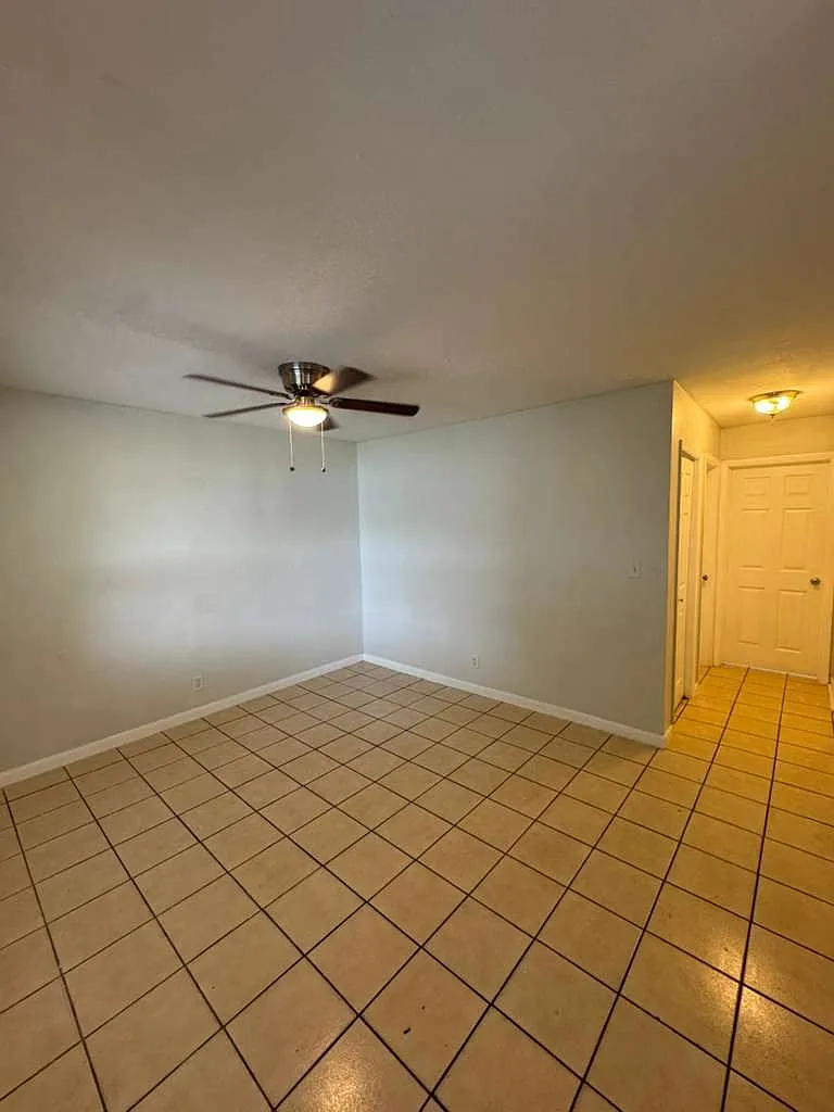 325 Northwest 15th Street — Photo 3