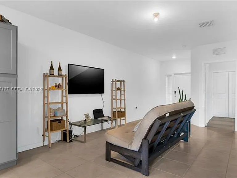 117 NE 3rd Ct #Townhouse 117 — Photo 9